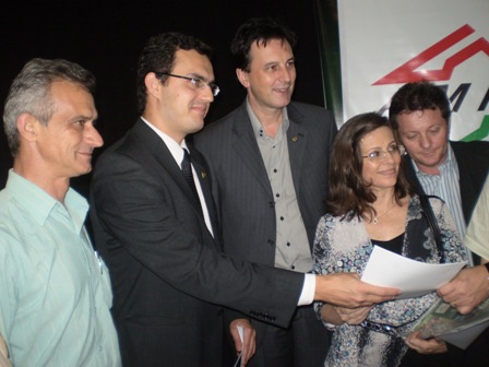 Vanderlei com o Ministro Daniel Vargas, o Deputado Federal Cláudio Vignatti e a Presidente da Ampe, Sônia Medeiros.